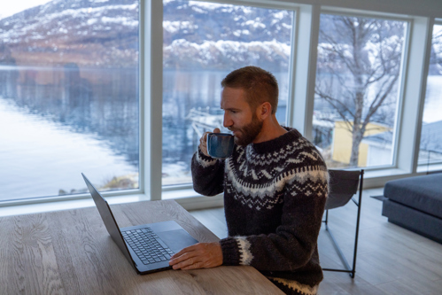 Mand tager arbejdsmiljøuddannelsen i Grønland online.